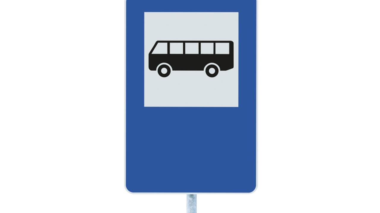 A imagem mostra uma placa que sinaliza os pontos de ônibus