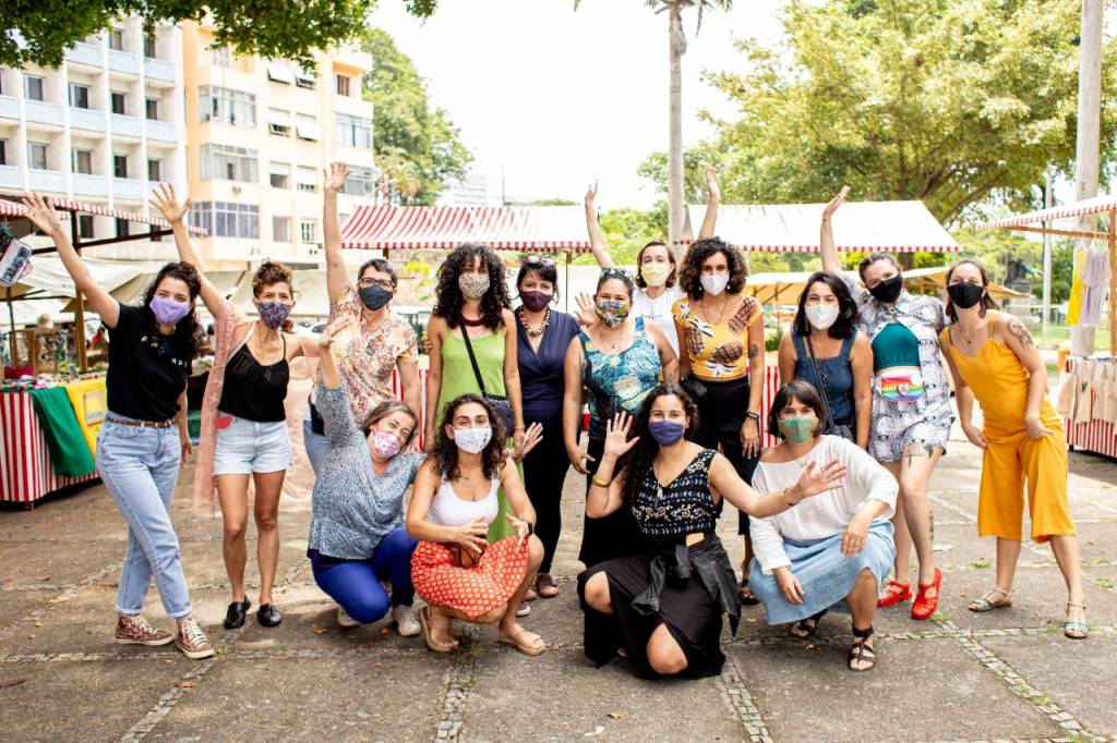 Grupo de mulheres usando máscara