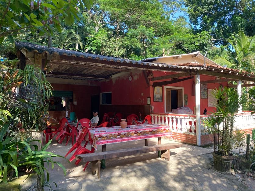 O Bar da Nilza, que serve comida feita no fogão à lenha. Ao lado, o rio para um mergulho.