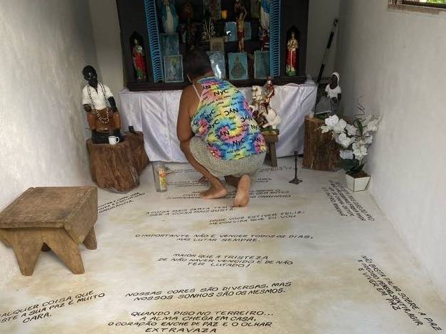 A pequena capela com o altar do terreiro de Umbanda de Astrogilda, Maria reverencia a avó.