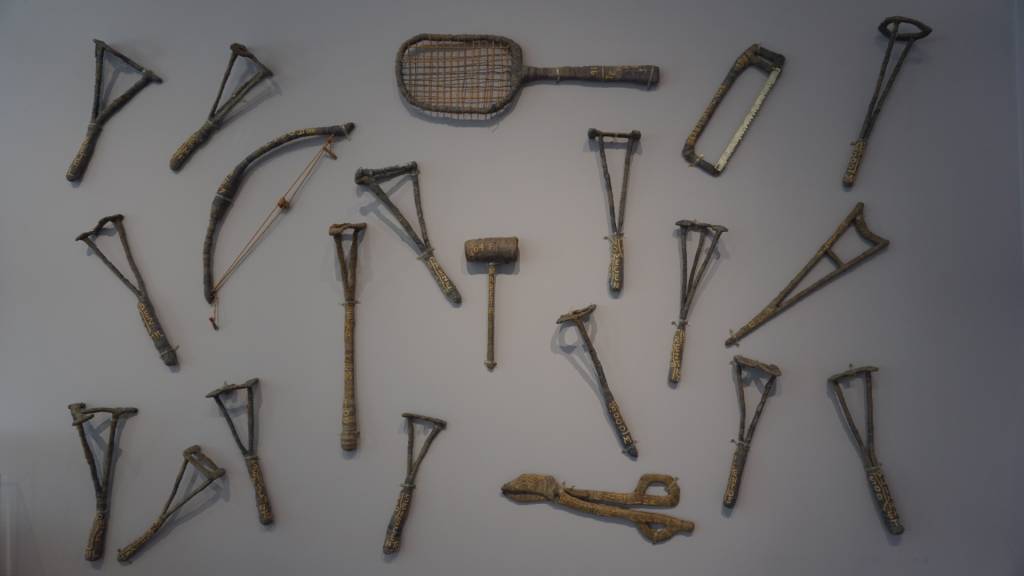 As orfas - obra de Bispo do Rosario, com ferramentas que ele produziu a partir da linha do uniforme dos internos que ele desfiava (objetos revestido por fio azul).