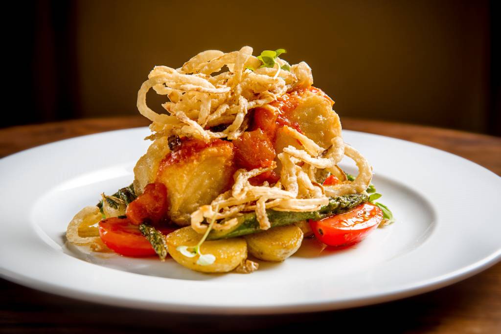 TreTorri_Bacalhau acompanhado de legumes salteado com molho pomodoro com uvas passas e cebola crocante _Filico Tre Torri: bacalhau com legumes e molho pomodoro