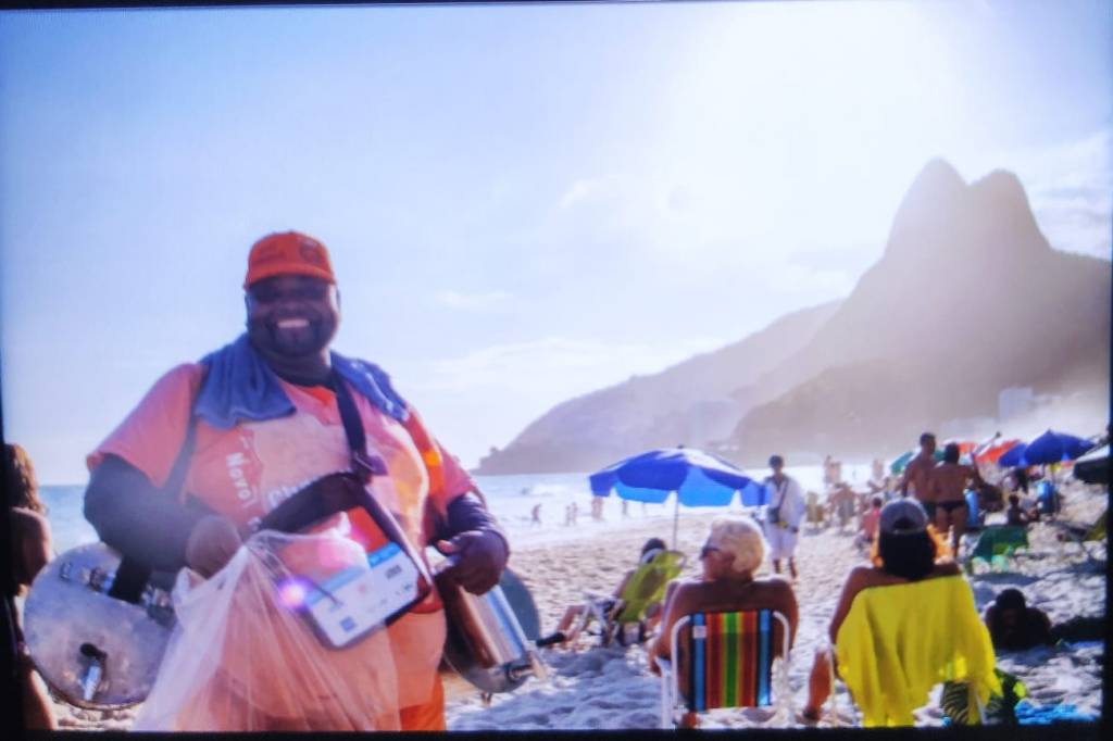 Dinho na areia, em foto antiga: ele é conhecido como o verdadeiro rei do mate do Leblon