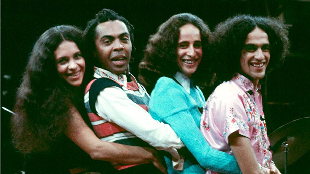 Gal, Gil, Bethânia e Caetano na década de 70, abraçados