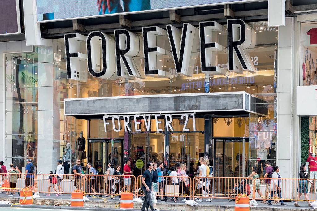 A imagem mostra a fachada da loja Forever 21 em Nova York