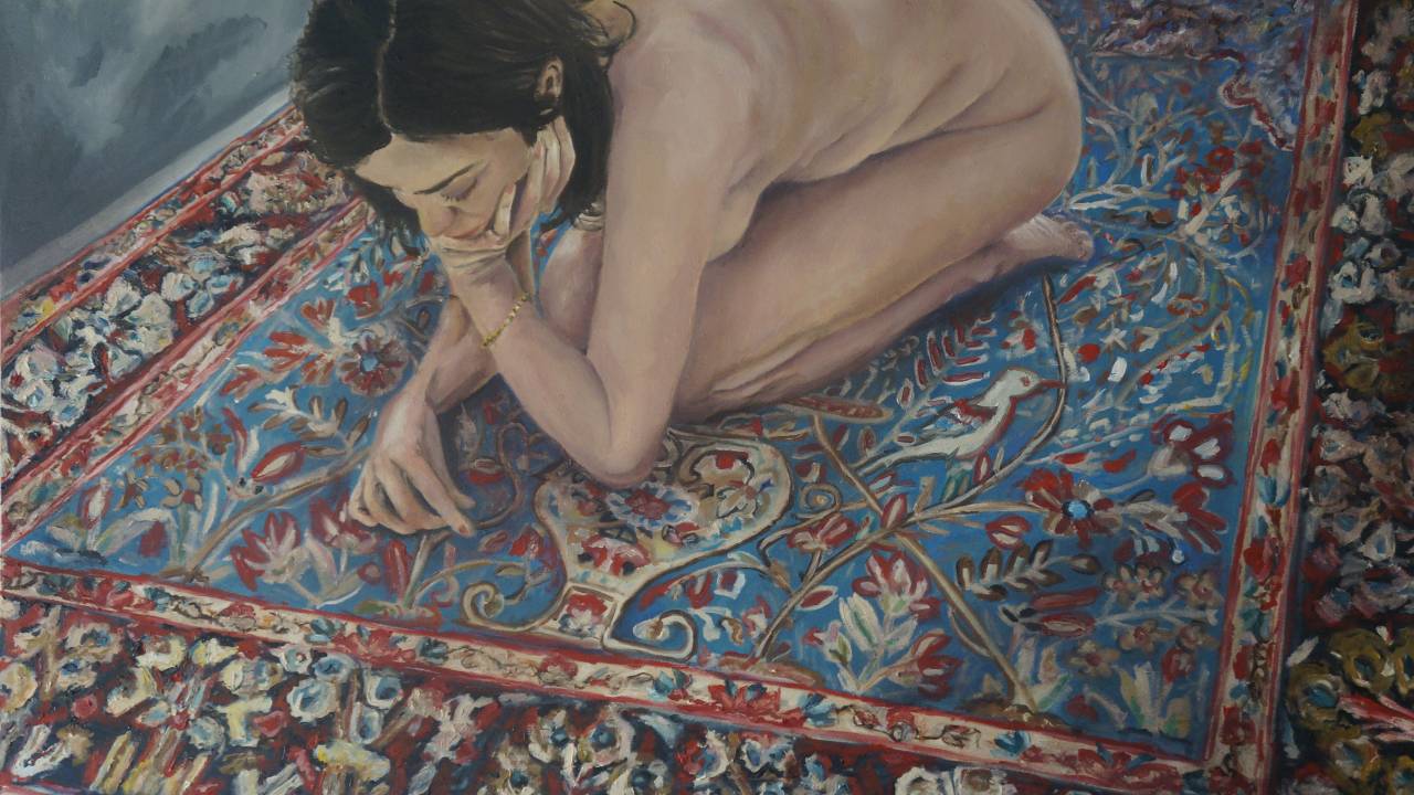 Pintura de mulher agachada sobre um tapete