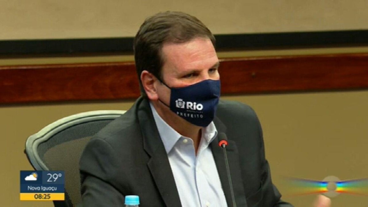 A imagem mostra o prefeito Eduado Paes, de máscara de proteção com o brasão da prefeitura