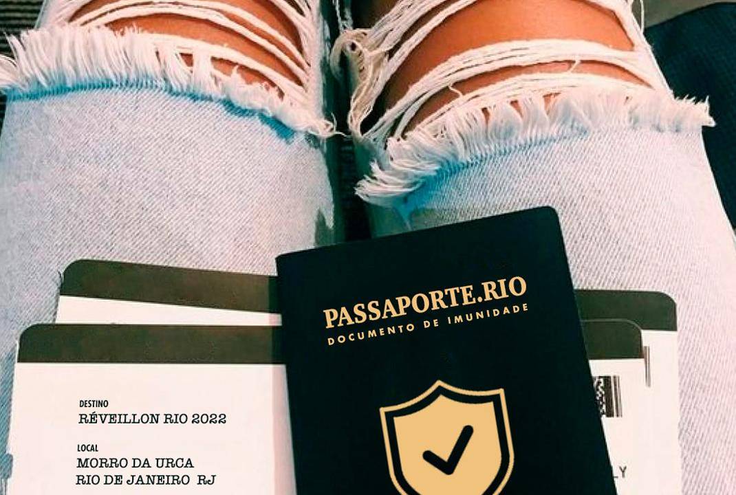 A imagem mostra um passaporte carioca sobre o colo de uma mulher de calças jeans rasgadas na altura do joelho