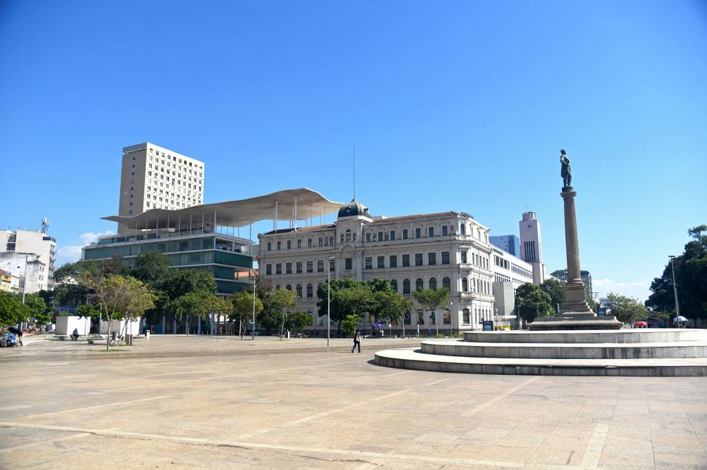 Foto da Praça Mauá com monumento à direita e Museu de Arte do Rio ao fundo