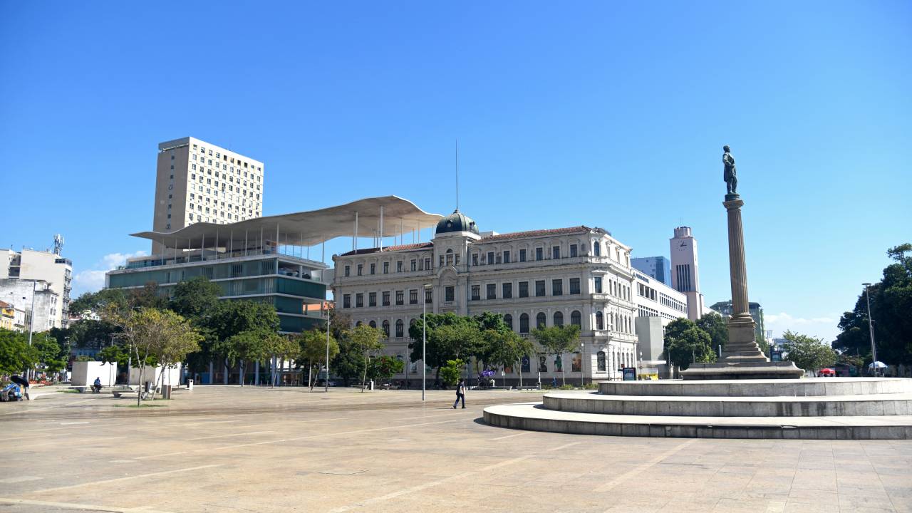 Foto da Praça Mauá com monumento à direita e Museu de Arte do Rio ao fundo