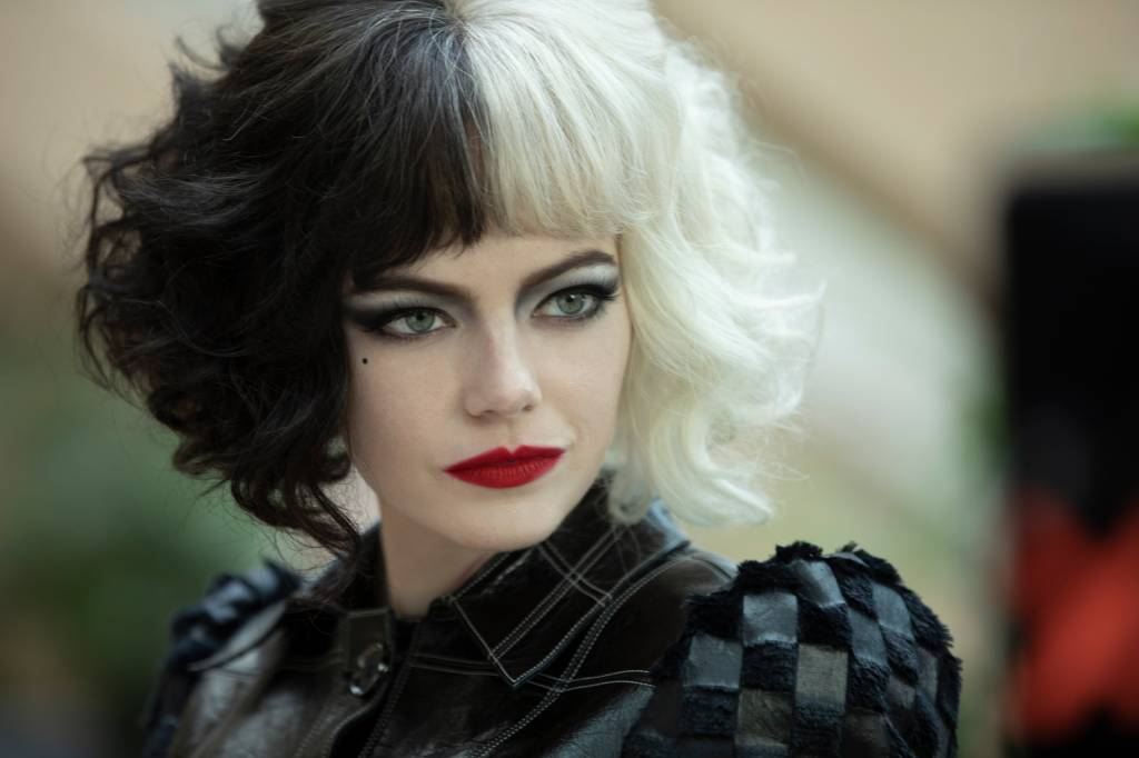 Emma Stone com figurinho preto e branco da vilã Cruella