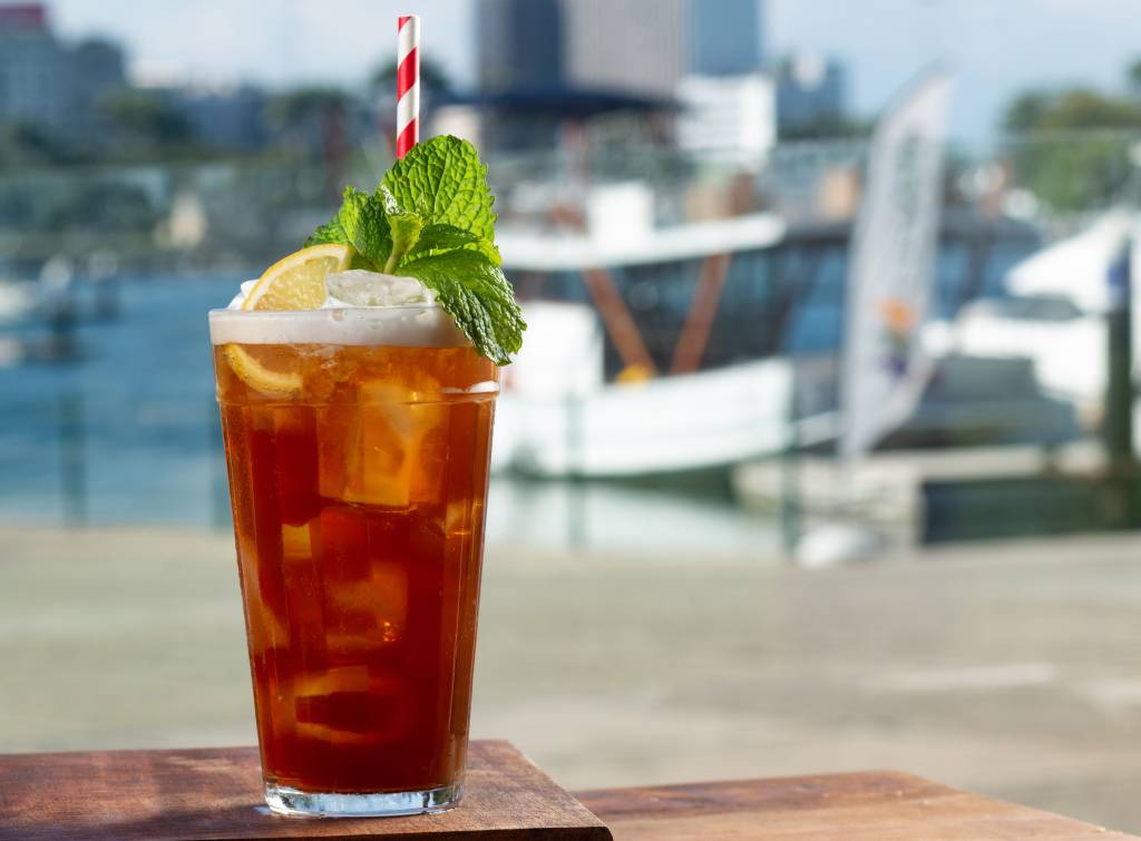 Cafe Marinas – Cafe e Baunilha – Foto Vitor Faria copo com mate e café gelado, enfeitado com folhinhas de hortelã e canudo vermelho e branco