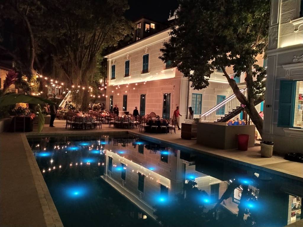 Casa da Glória à noite, com piscina iluminada