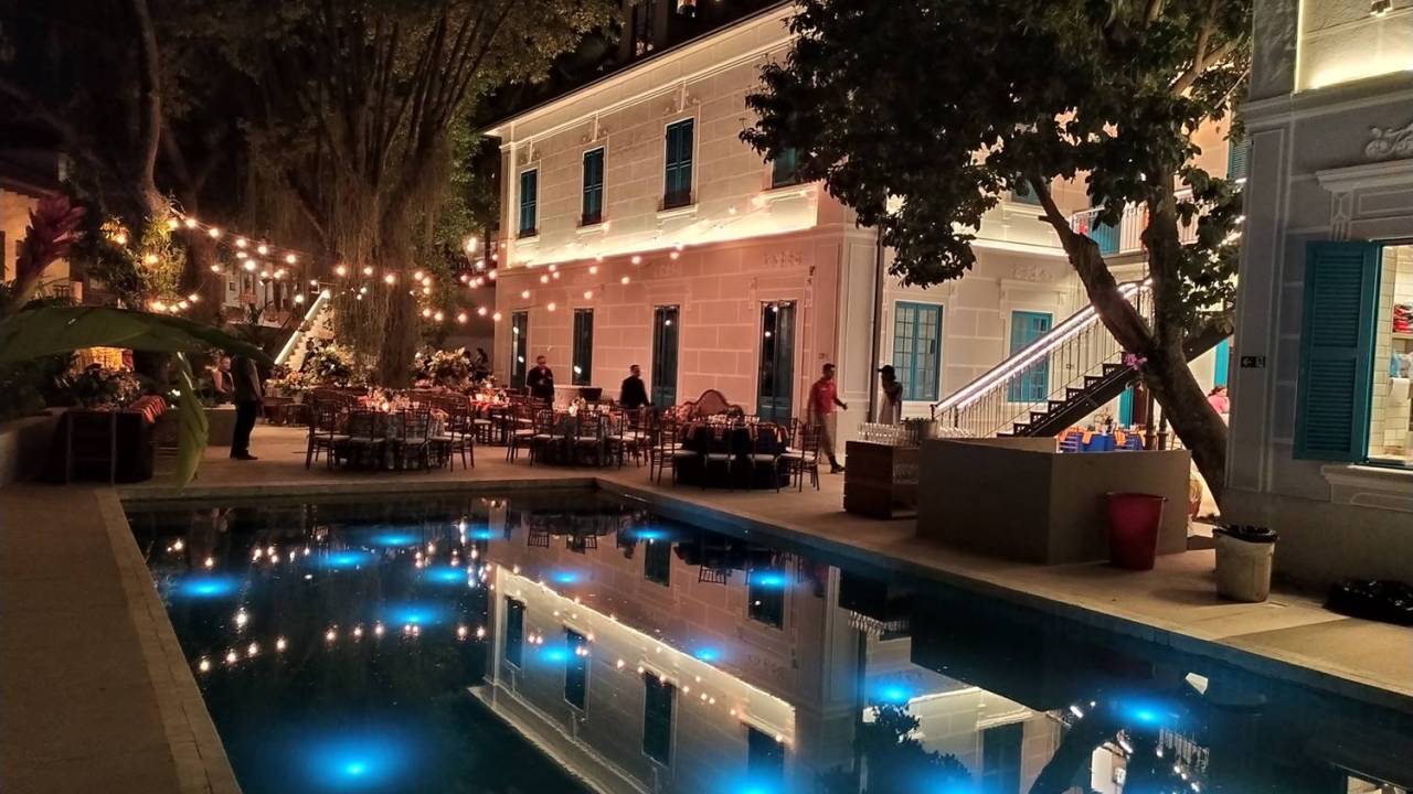 Casa da Glória à noite, com piscina iluminada