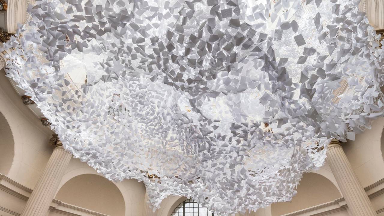 Térreo do CCBB com obra de Chiharu Shiota