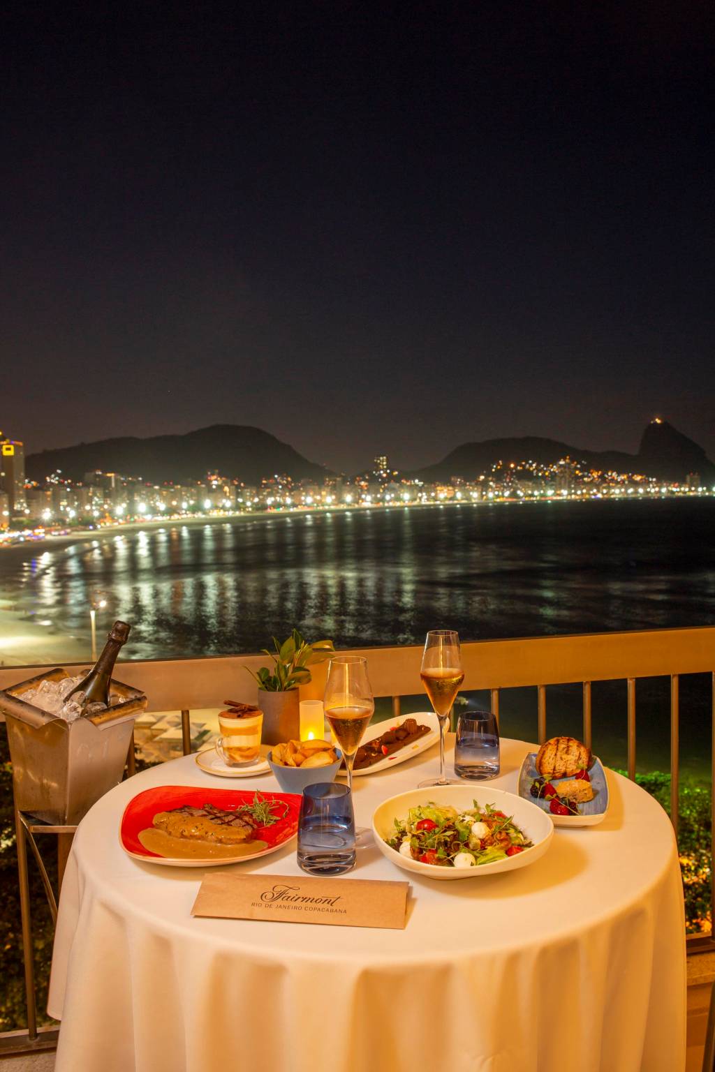Fairmont Rio: jantar à luz da lua com vista para o mar