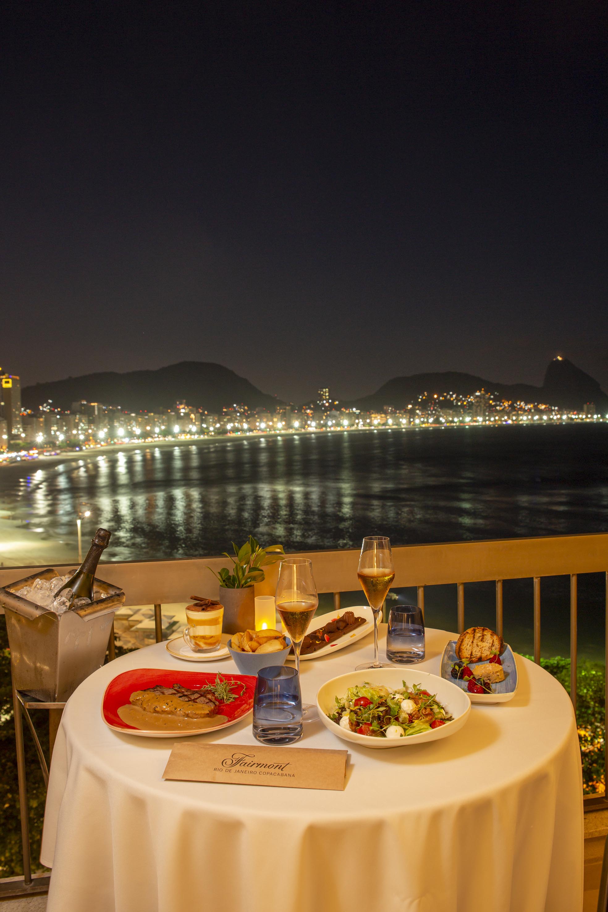Fairmont Rio: jantar à luz da lua com vista para o mar