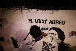 Loco Abreu – Foto de André Durão – GE Imagem de Loco Abreu pintada no muro
