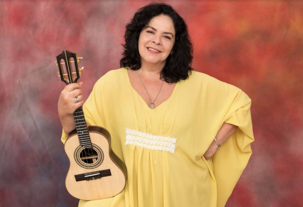 Música Luciana Rabello segurando seu cavaquinho