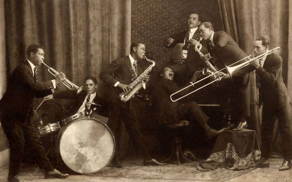 Foto em preto e branco dos musicos conhecidos como Oito Batutas