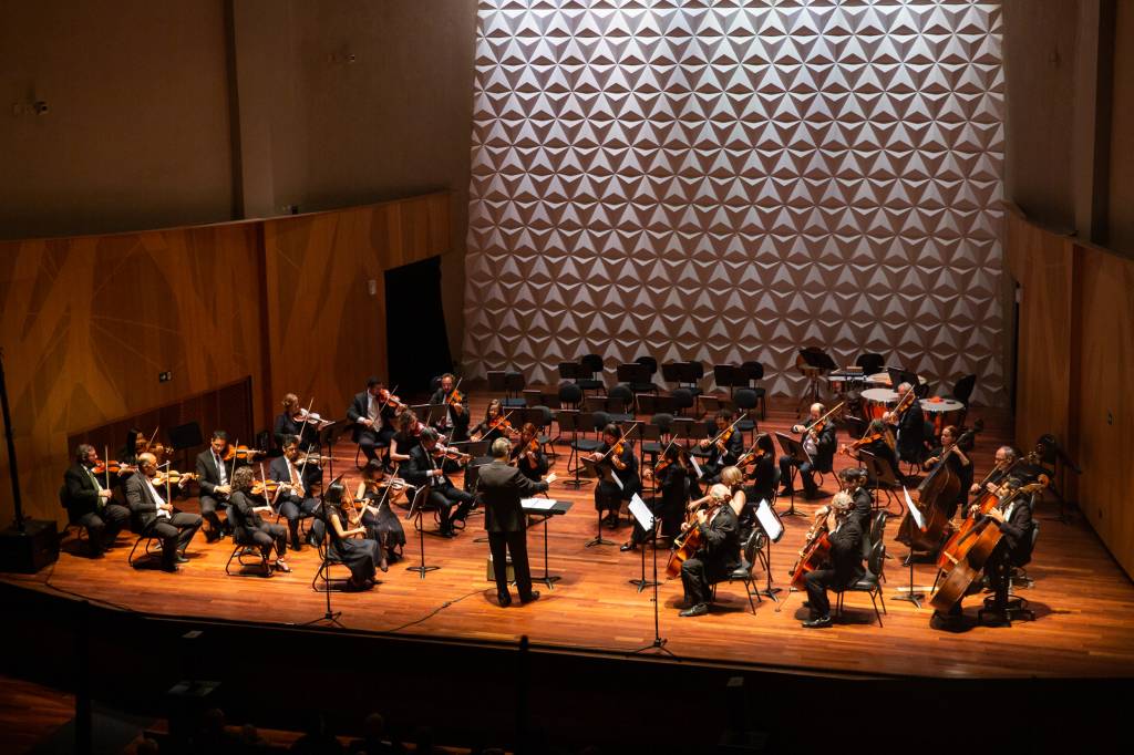 Orquestra Sinfônica da UFRJ no palco da Sala Cecilia Meireles