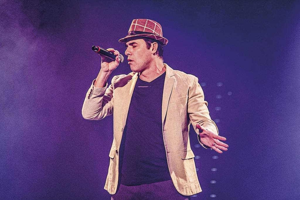 Claudio Lins, de chapéu, no palco