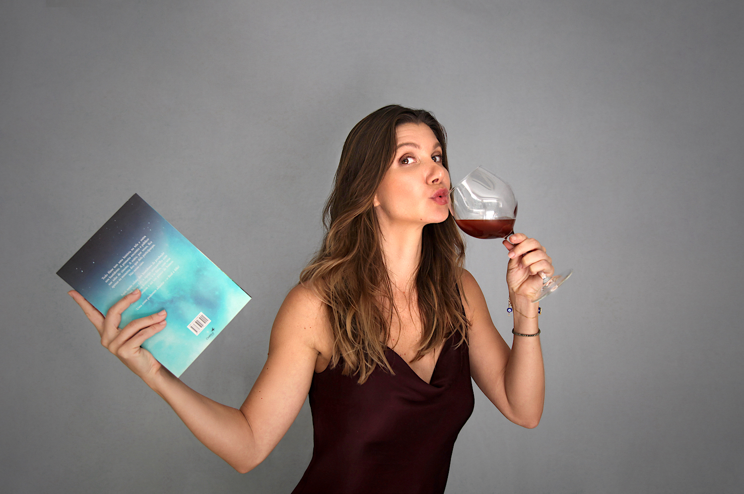 b Priscila Assum Peça Caótica 6 Priscila Assum segurando um livro e uma taça de vinho