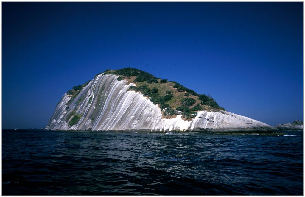 A Ilha Cagarra vista de costas