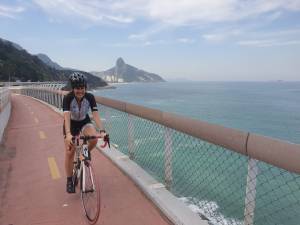 Ciclista pedala em ciclovia do Rio