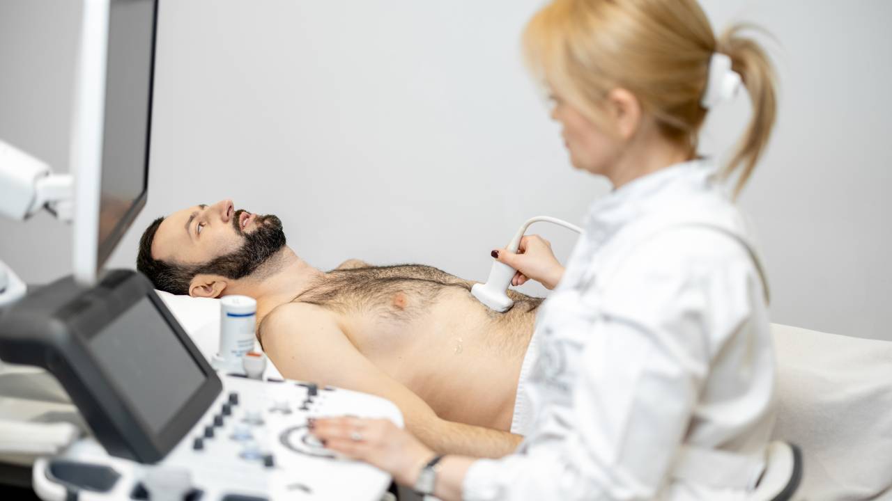 Foto de paciente em exame de ultrassom.