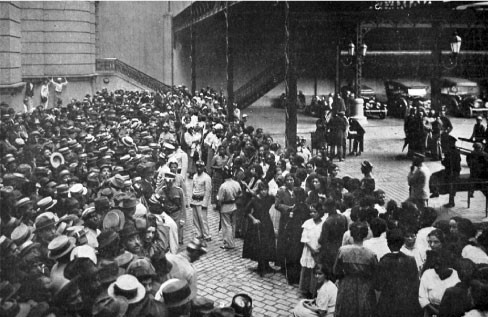 Quartel Central do Corpo de Bombeiros, no Campo de Santana. População perigosamente aglomerada, aguardando a venda de galinhas - Revista Careta - 1918