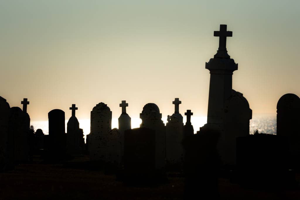 A imagem mostra um cemitério