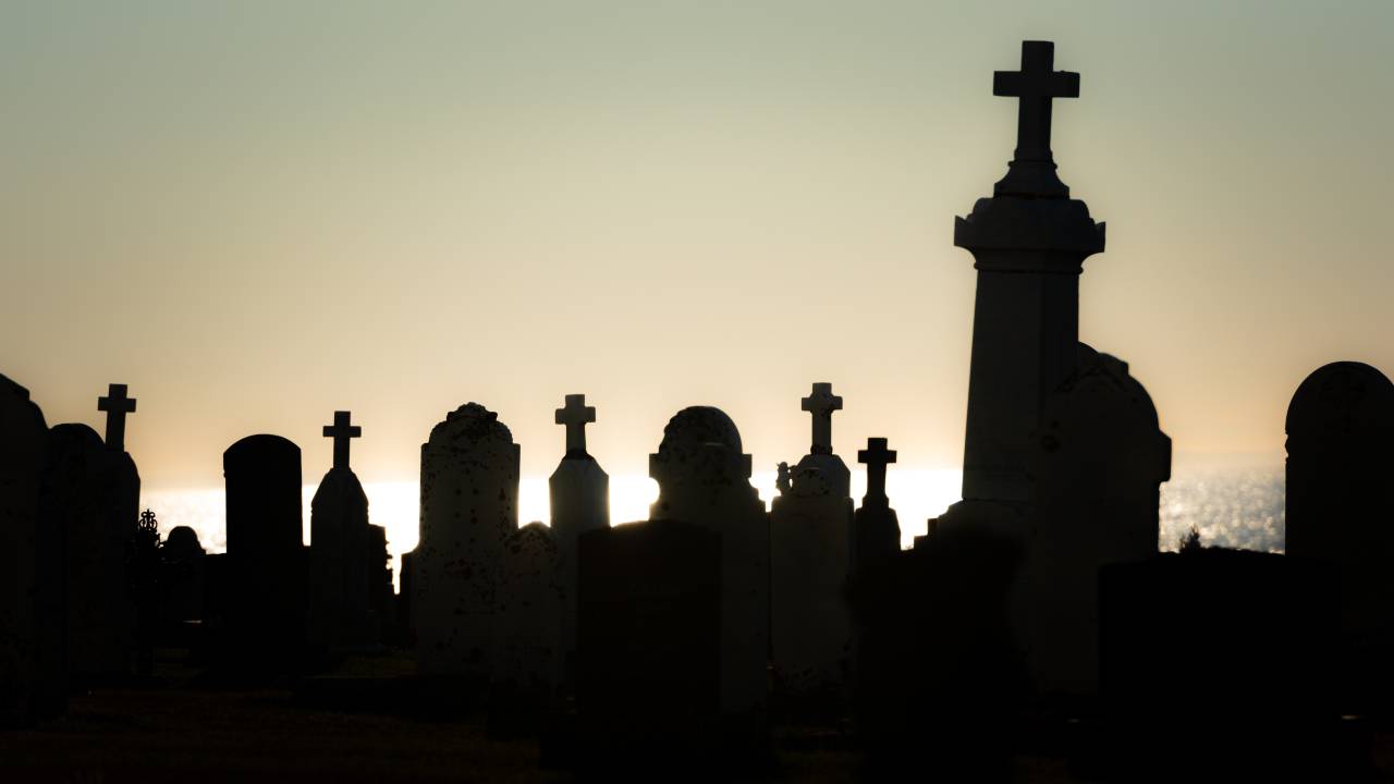 A imagem mostra um cemitério