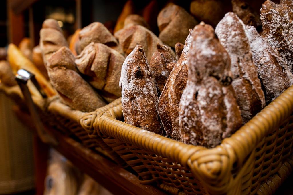 foto de pães artesanais de café com gotas de chocolate e polvilhados de farinha