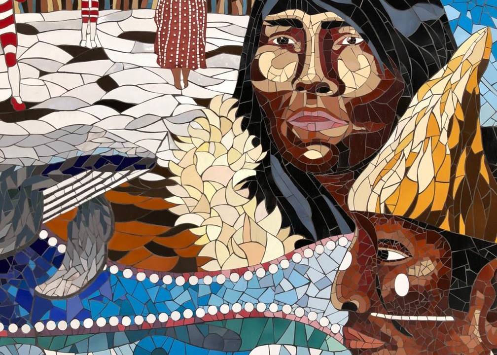 Mural com pintura de povos indígenas