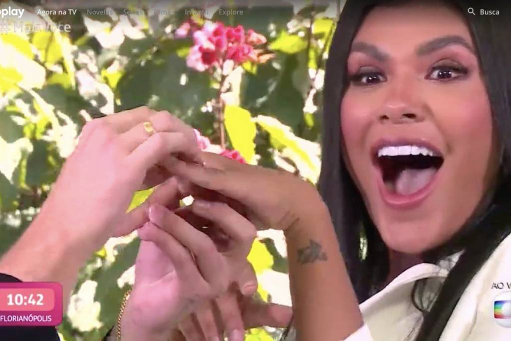 A imagem mostra o moment em que o noivo de Pocah coloca uma aliança em seu dedo, ao vivo, na TV