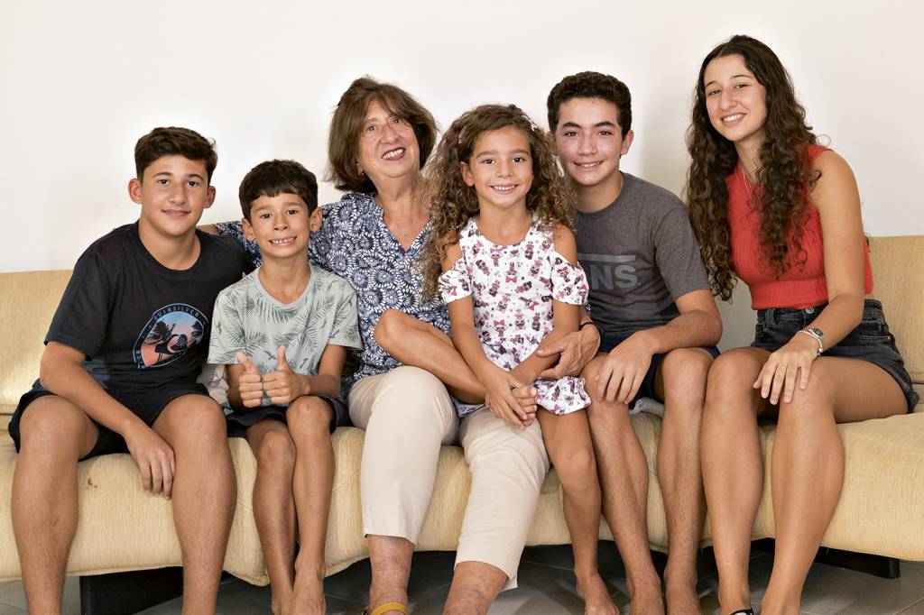 Casa cheia: a aposentada Cristina Torres com os cinco netos -