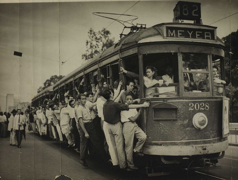 Foto de um bonde lotado indo par o Méier em 1950