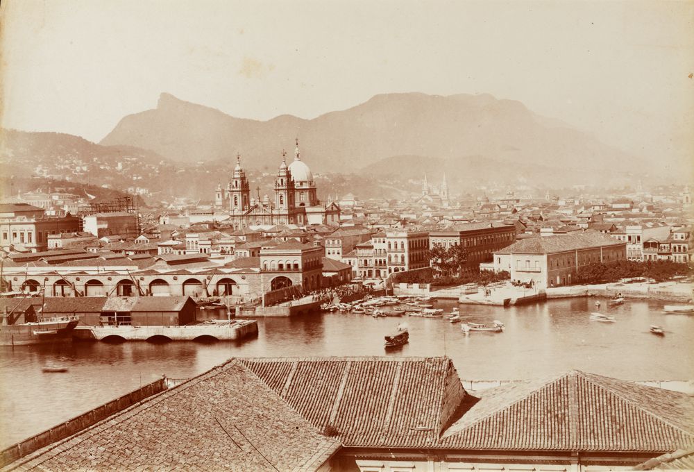 Foto antiga, em sépia, mostra a arquitetura do Centro do Rio
