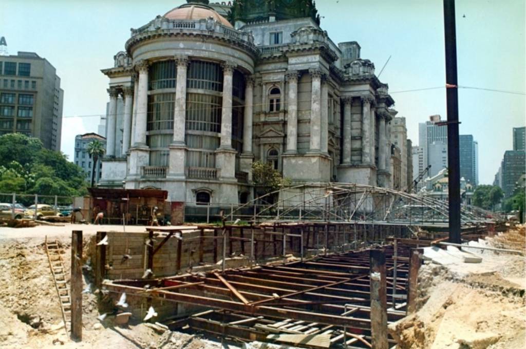 Obras da metrô passam pela Cinelândia, deixando o Palácio Monroe intacto -