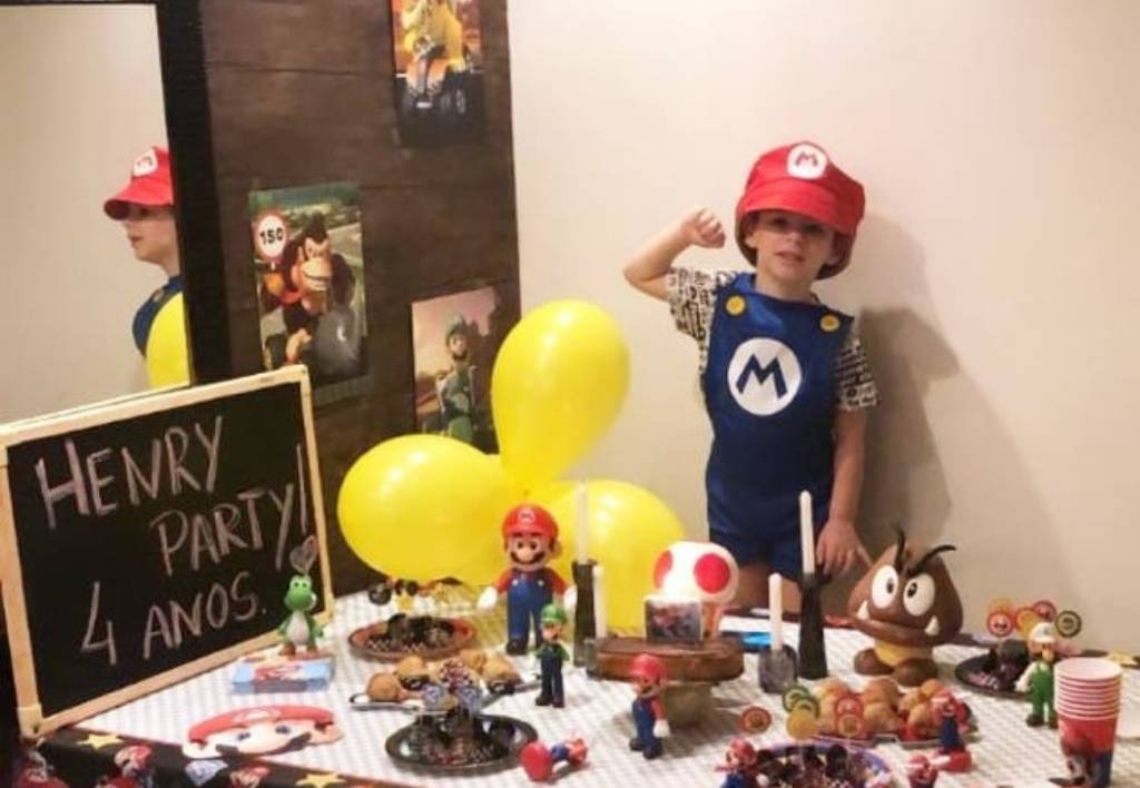 Henry Borel está fantasiado com roupa do personagem de videogame Mario