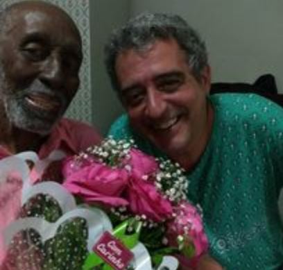 Didu Nogueira e Nelson Sargento posam juntos com as flores
