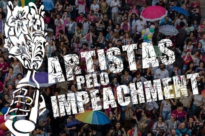 Arte da campanha Artistas pelo impeachment traz a logo da campanha sobre uma foto de manifestação