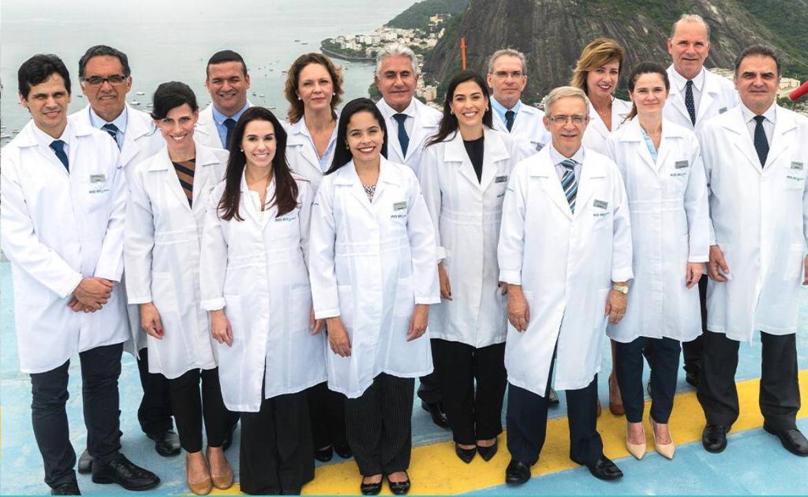 Foto de equipe de médicos.