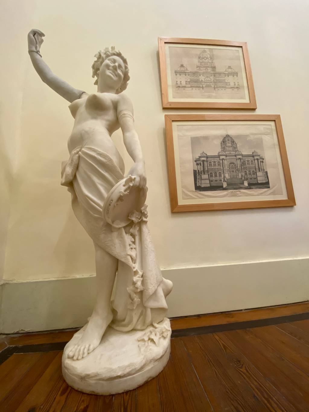 A Festa Estátua de mulher com um pandeiro na mão, em mármore