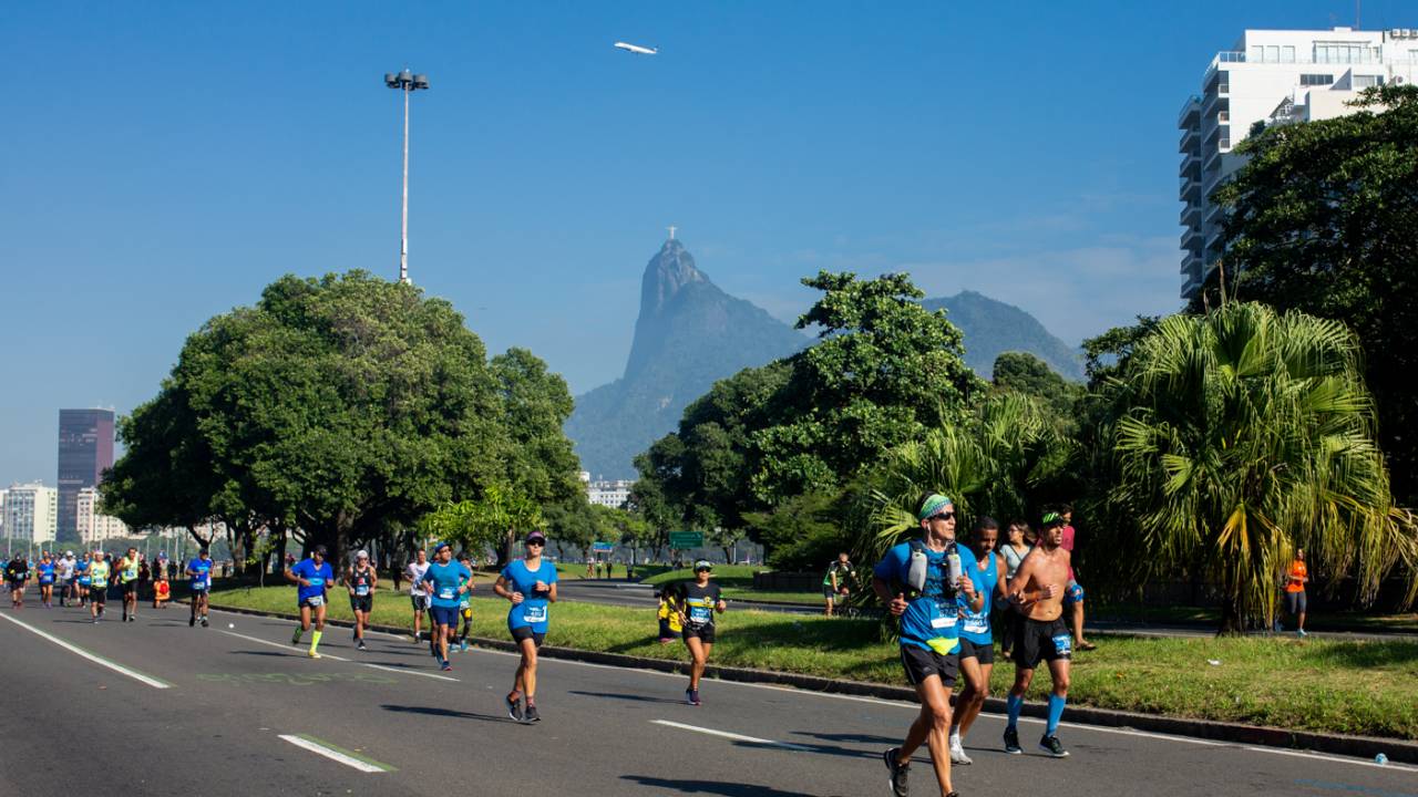 Corredores passam pelo Aterro do Flamengo