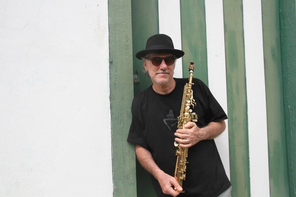 Mauro Senise Mauro Senise, encostado numa parede, segurando um clarinete
