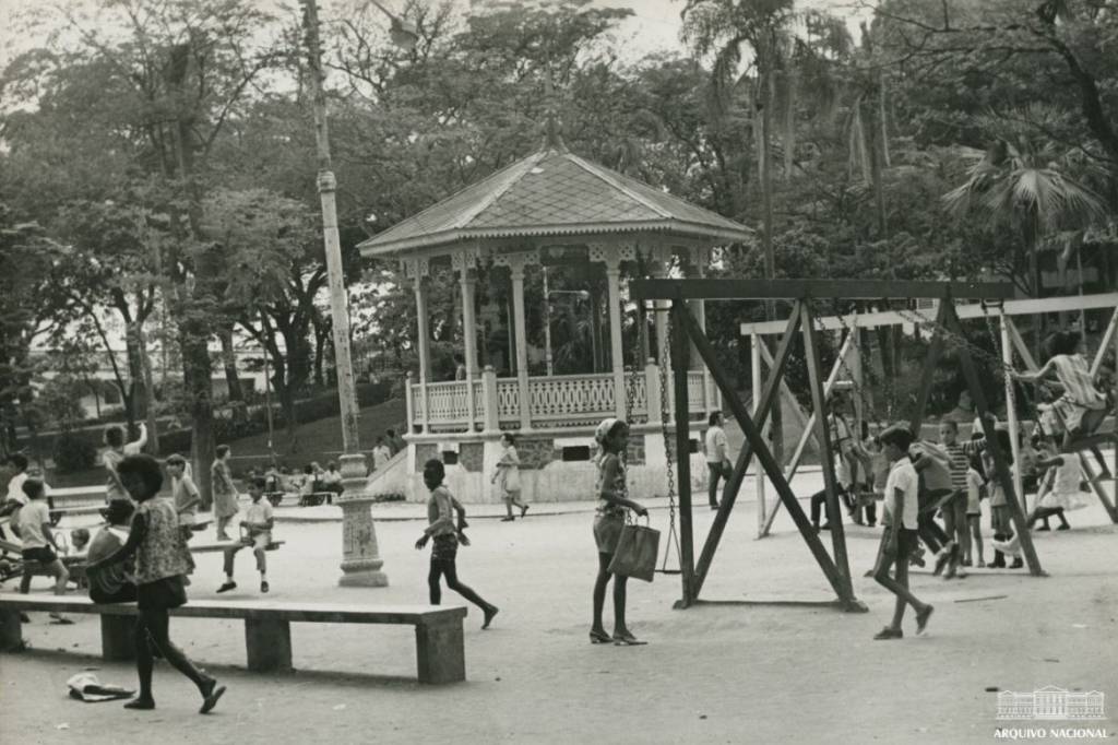 Foto de crianças brincando no Jardim do Méier, na década de 1950,