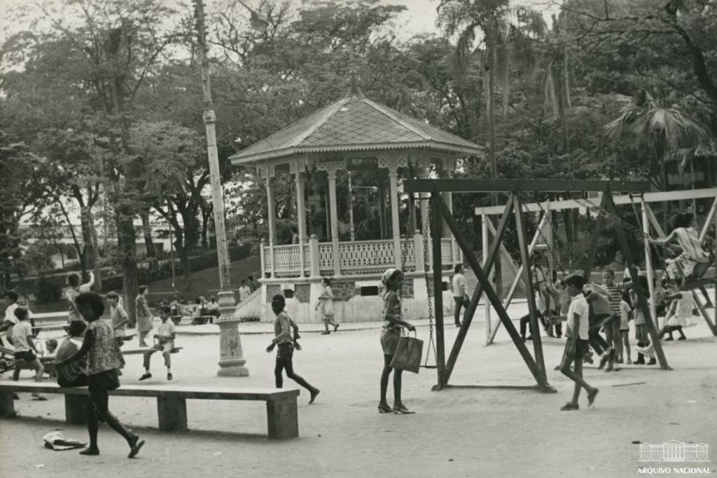 Méier Praça Foto de crianças brincando no Jardim do Méier, na década de 1950,