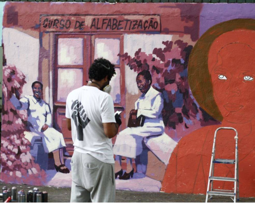 Negro Muro pintando Antonieta de Barros na porta do Colégio Municipal Antônio Jobim, na Rua Adriano, no Méier.